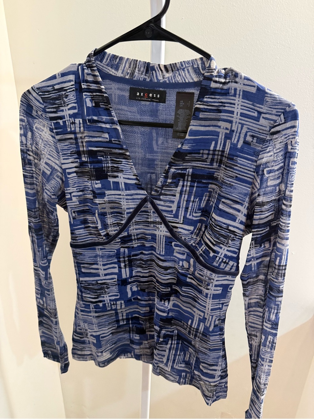 Liz Claiborne Blue and White Geometric V-Neck Long Sleeve Top